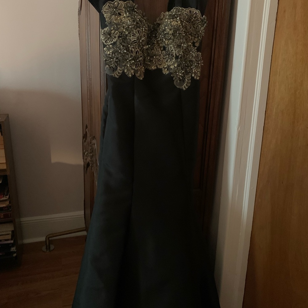 Custom gown - Picture 2 of 4